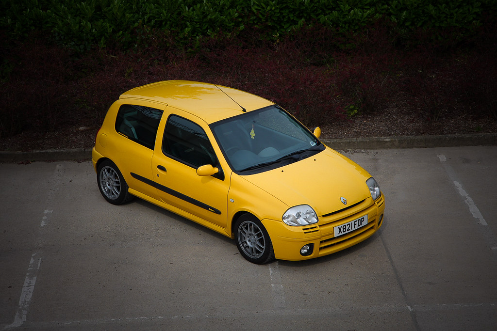 Žuti Renault Clio – Poštarski auto koji je obeležio generacije