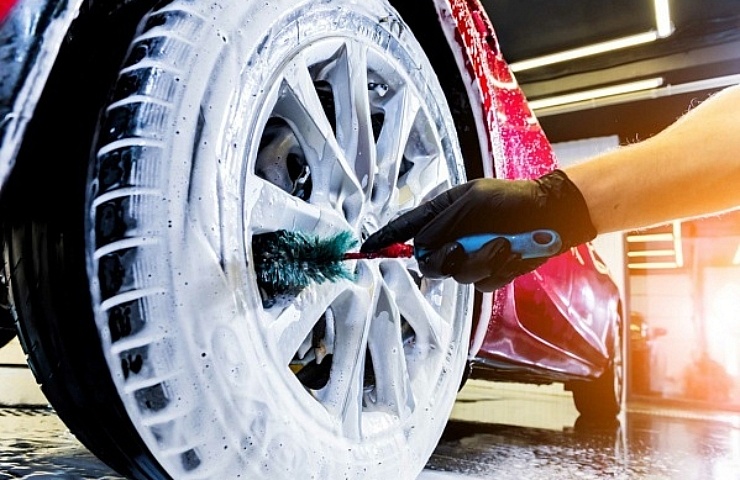 Kako pravilno i brzo očistiti felne – vodič za sjajan izgled automobila