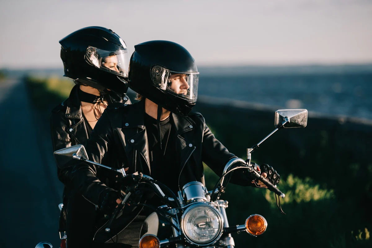 Kako bezbedno voziti suvozača na motoru?