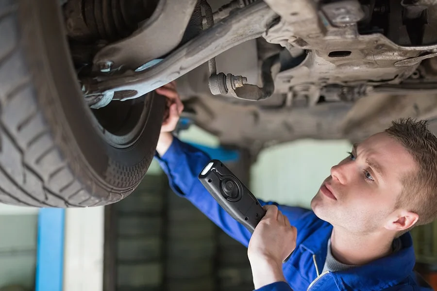 Zašto auto ide u stranu? Najčešći razlozi i rešenja