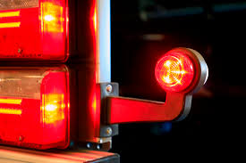 ZAMENA SIJALICA I ELEKTRIČNIH PRIKLJUČAKA NA PRIKOLICI KAMIONA – SAM SVOJ MAJSTOR