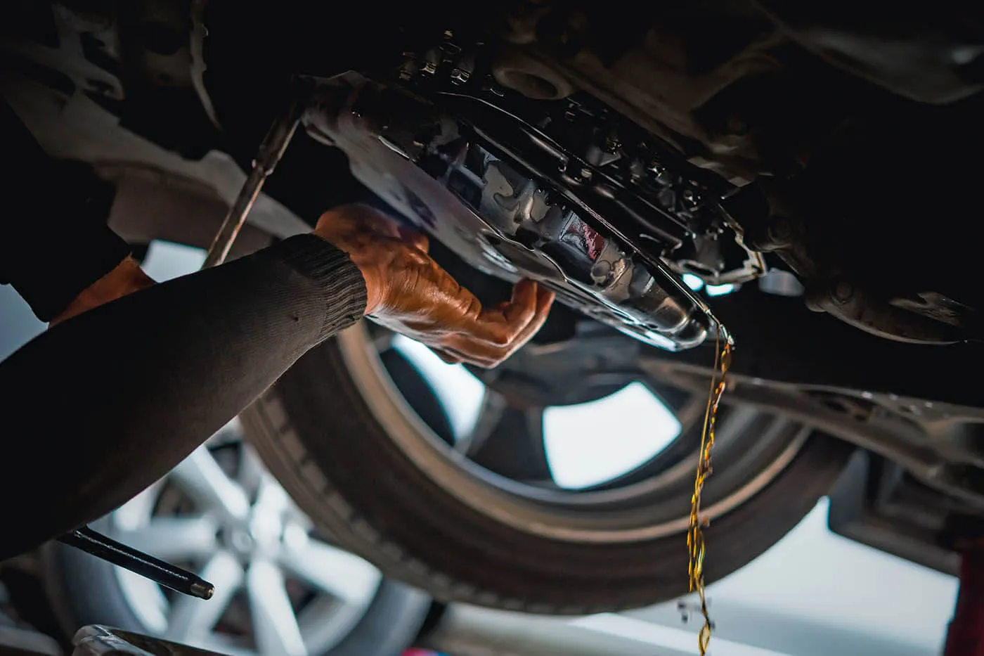 Zašto curi ulje iz menjača – uzroci, simptomi i rešenja