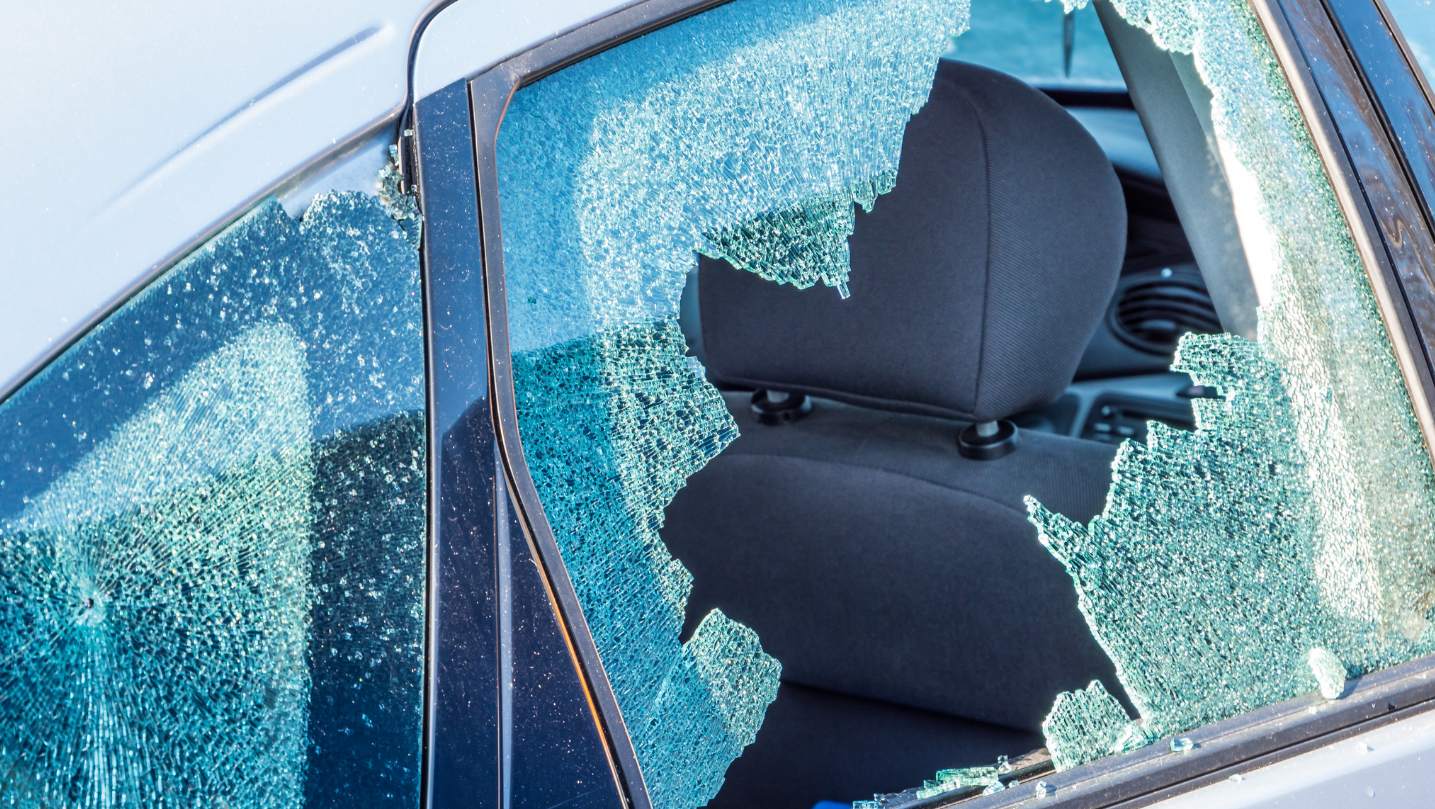 Kako bezbedno razbiti staklo automobila u slučaju nesreće