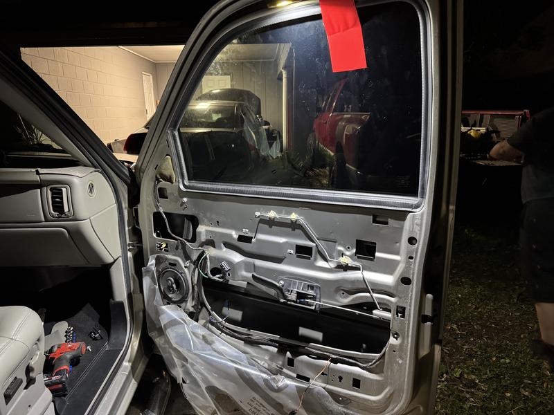 Kako zameniti podizač stakla na automobilu – univerzalni vodič