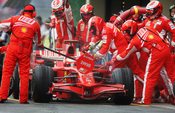 Pit stop u automobilskim i moto trkama: kako sekunde odlučuju pobednika